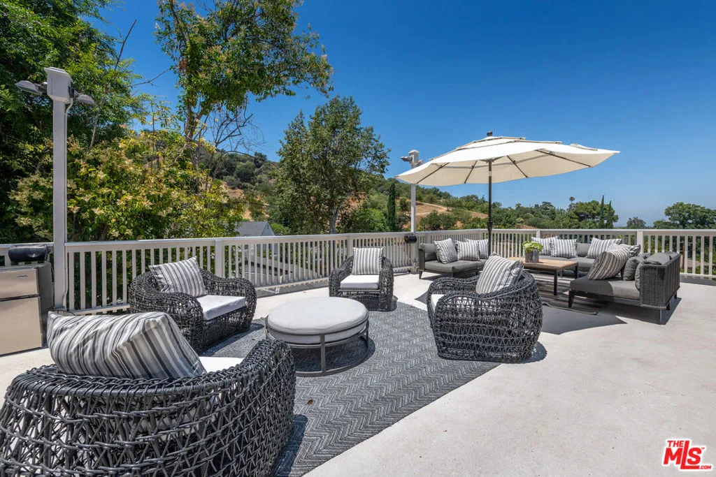 Sherman Oaks, California 91403, United States, 3 Bedrooms Bedrooms, ,2 BathroomsBathrooms,Residential,Active,170518