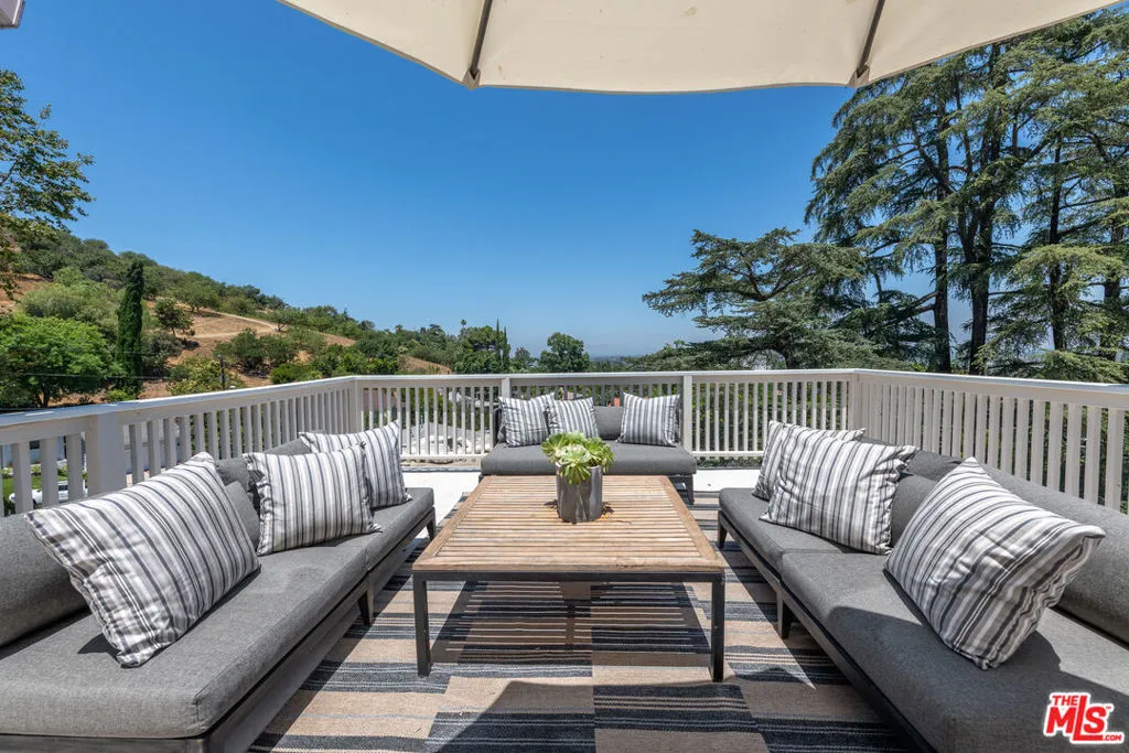 Sherman Oaks, California 91403, United States, 3 Bedrooms Bedrooms, ,2 BathroomsBathrooms,Residential,Active,170518