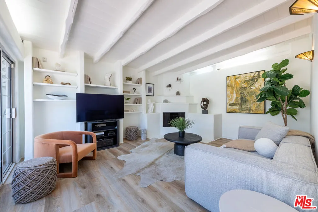 Sherman Oaks, California 91403, United States, 3 Bedrooms Bedrooms, ,2 BathroomsBathrooms,Residential,Active,170518