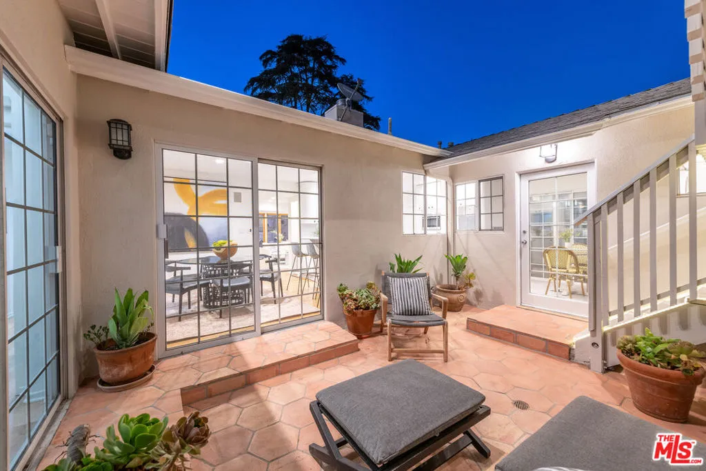 Sherman Oaks, California 91403, United States, 3 Bedrooms Bedrooms, ,2 BathroomsBathrooms,Residential,Active,170518