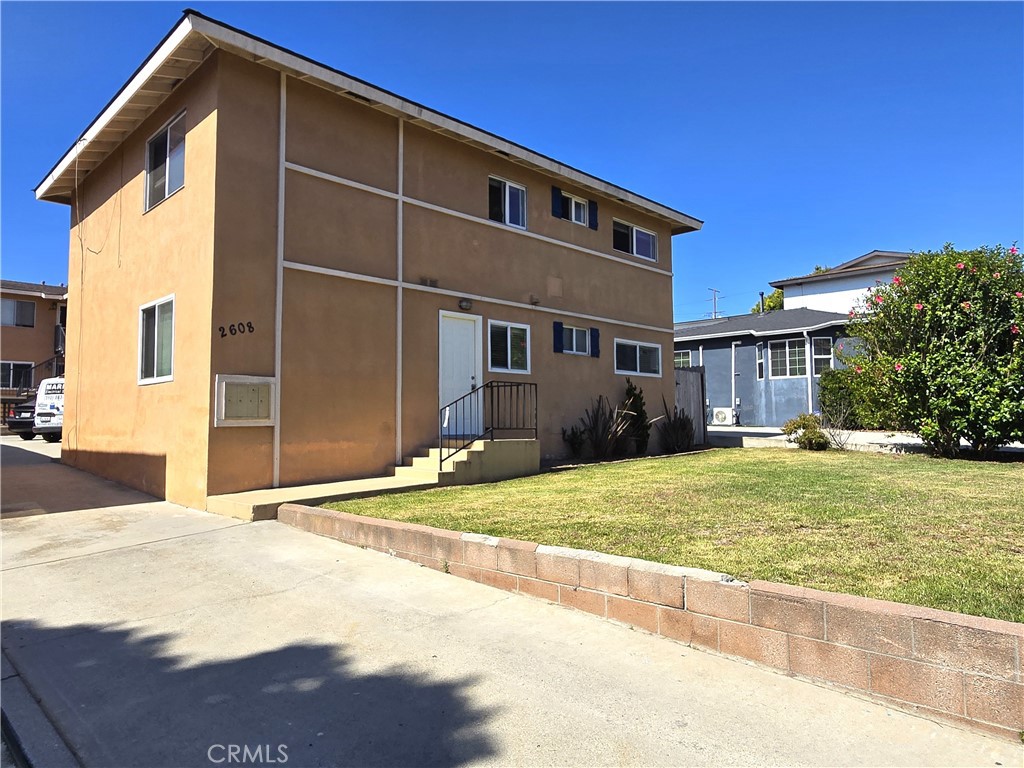 A bright and beautifully updated townhome in one of Redondo Beach’s most desirable neighborhoods. This 3-bedroom, 1-bath home features a spacious open layout with high ceilings, hardwood floors, and an abundance of natural light.
The modern kitchen is equipped with stainless steel appliances, quartz countertops, and a breakfast bar that opens to the living and dining areas, perfect for entertaining or relaxing at home. Upstairs, the primary suite offers a walk-in closet and a private balcony.
Enjoy your own outdoor space, a detached garage, and the peace of a quiet, well-maintained community. Located just minutes from top-rated schools, the beach, shopping, and dining.