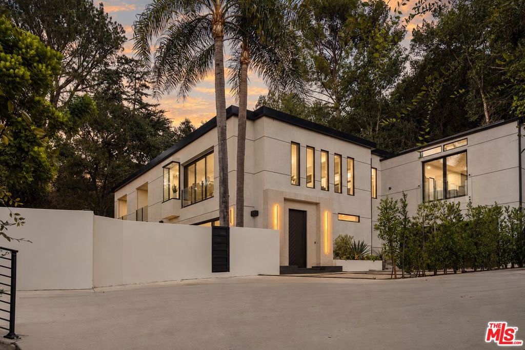 Photo of 3208 Oakley Drive, Los Angeles, CA 90068 (MLS # 26102738)