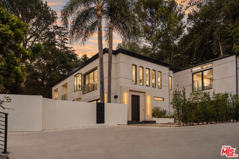 Photo of 3208 Oakley Drive, Los Angeles, CA 90068 (MLS # 26102738)