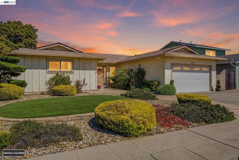 Photo of 14322 Trinidad Rd Rd, San Leandro, CA 94577 (MLS # 41130937)