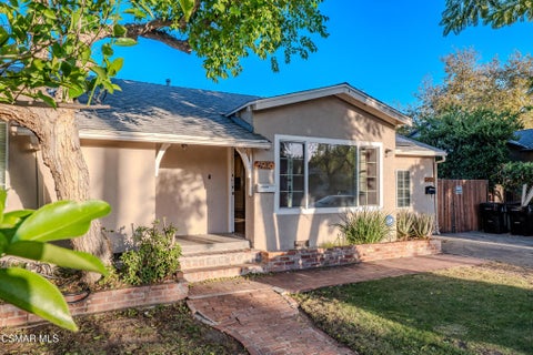 Photo of 6946 Texhoma Avenue, Lake Balboa, CA 91406 (MLS # 226005084)