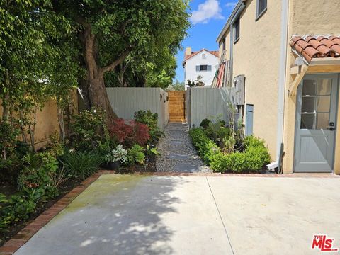 Photo of 212 S Muirfield Road, Los Angeles, CA 90004 (MLS # 26831851)