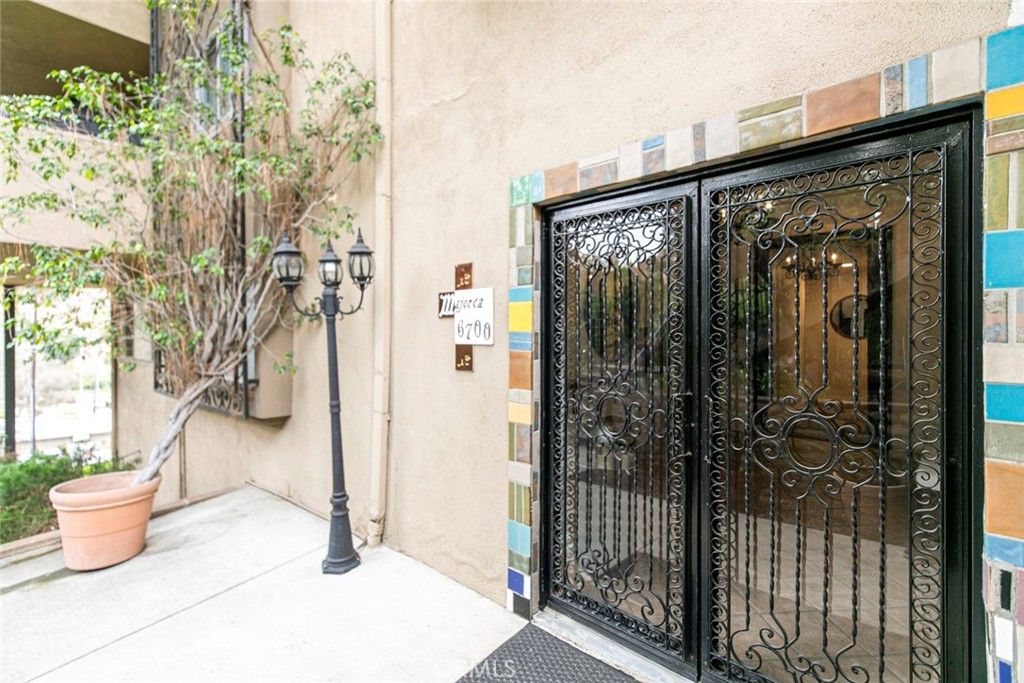 Photo of 6700 Hillpark Drive #302, Los Angeles, CA 90068 (MLS # GD25163582)