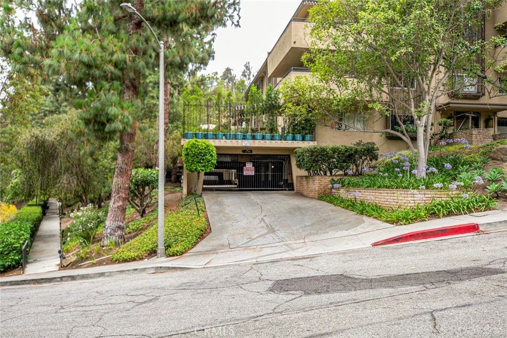 Photo of 6700 Hillpark Drive #302, Los Angeles, CA 90068 (MLS # GD25163582)