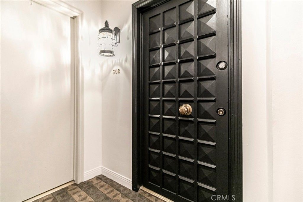 Photo of 6700 Hillpark Drive #302, Los Angeles, CA 90068 (MLS # GD25163582)