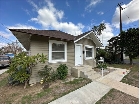 Photo of 633 W Maple Avenue, Orange, CA 92868 (MLS # PW26113938)