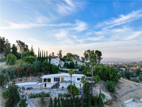 Photo of 5137 Campo Rd RD, Woodland Hills, CA 91364 (MLS # SR26221341)