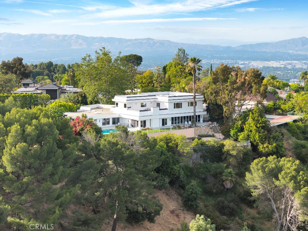 Photo of 2906 Elvido Drive, Los Angeles, CA 90049 (MLS # SR26085730)
