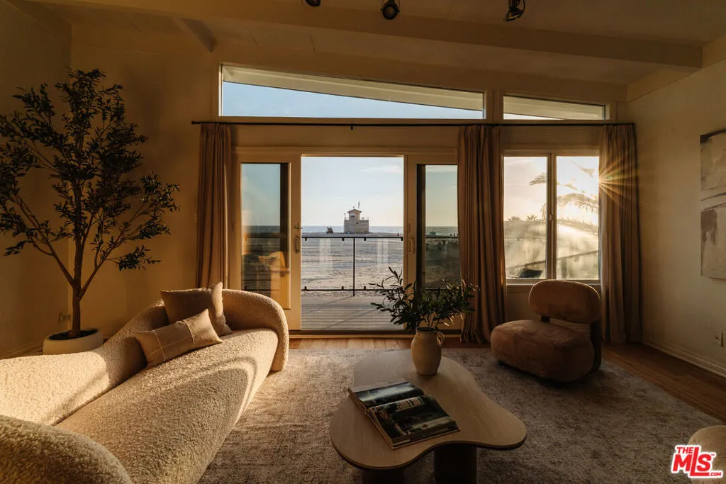 Playa Del Rey, California 90293, United States, 4 Bedrooms Bedrooms, ,3 BathroomsBathrooms,Residential,Active,197052