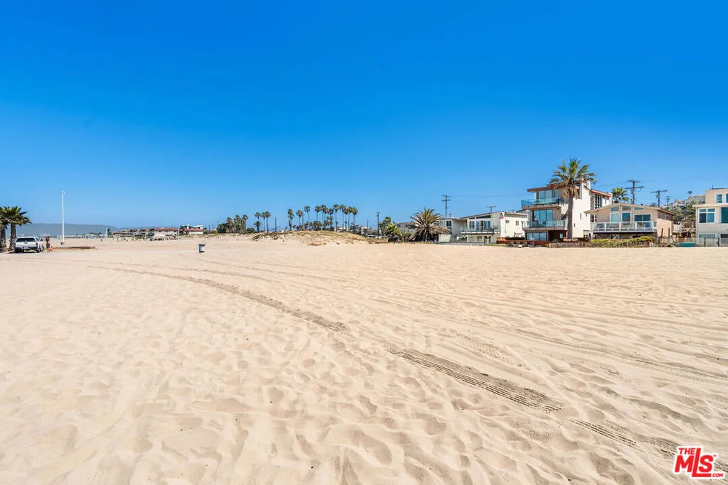 Playa Del Rey, California 90293, United States, 4 Bedrooms Bedrooms, ,3 BathroomsBathrooms,Residential,Active,197052