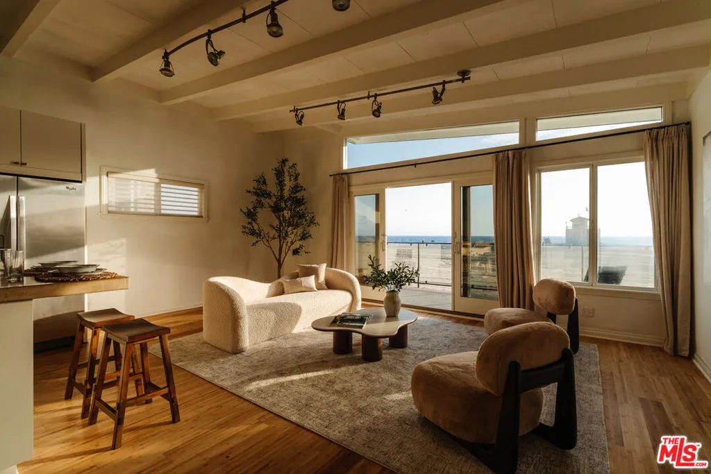 Playa Del Rey, California 90293, United States, 4 Bedrooms Bedrooms, ,3 BathroomsBathrooms,Residential,Active,197052