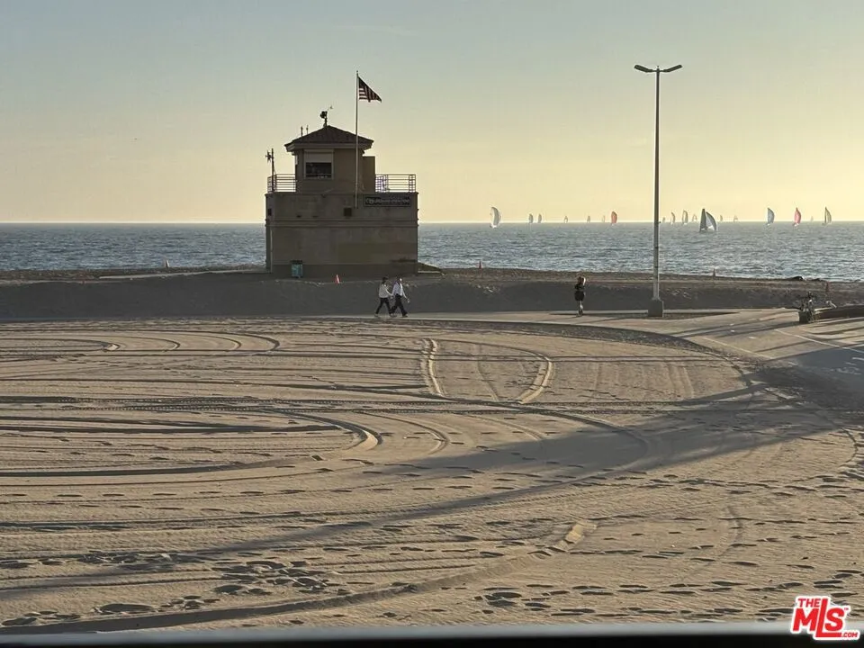 Playa Del Rey, California 90293, United States, 4 Bedrooms Bedrooms, ,3 BathroomsBathrooms,Residential,Active,197052