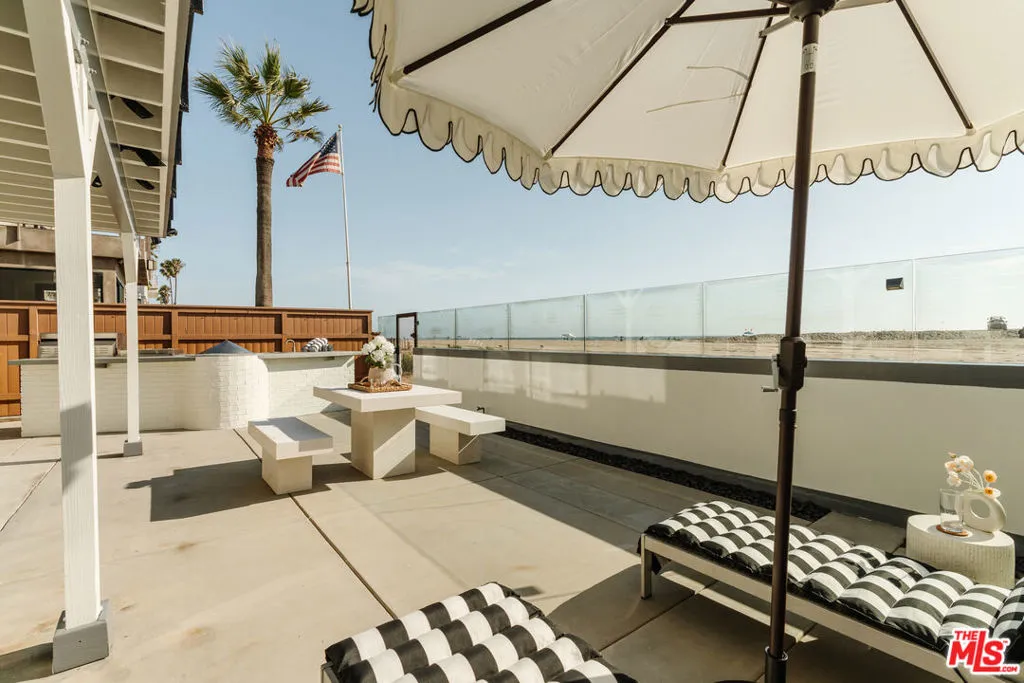 Playa Del Rey, California 90293, United States, 4 Bedrooms Bedrooms, ,3 BathroomsBathrooms,Residential,Active,197052