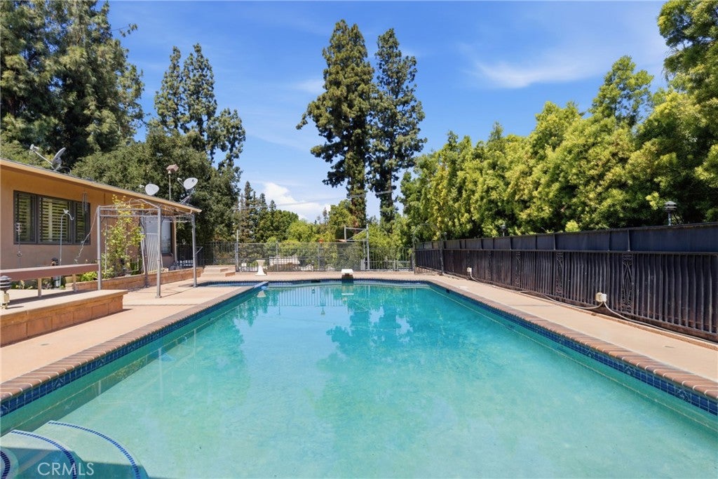Photo of 4908 Calvin Avenue, Tarzana, CA 91356 (MLS # SR26194736)