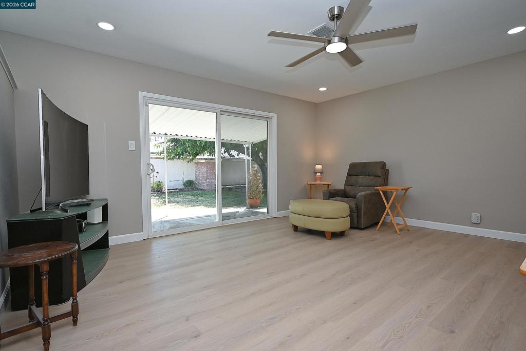 2457 Tanager Ct