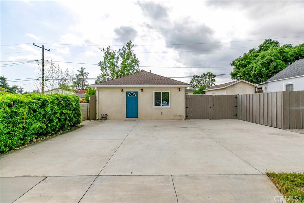 Ready to move in! 2 Bedroom 1 Bathroom House for rent. Gardener and Trash is paid by Landlord.