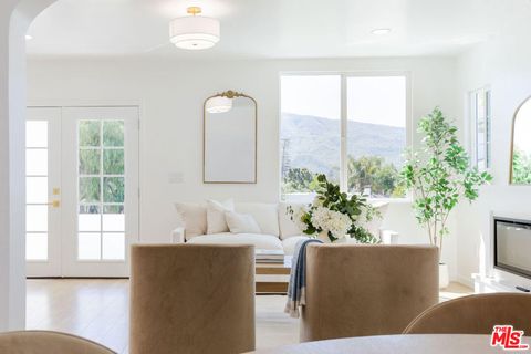 Photo of 919 E Virginia Terrace, Santa Paula, CA 93060 (MLS # 26829607)