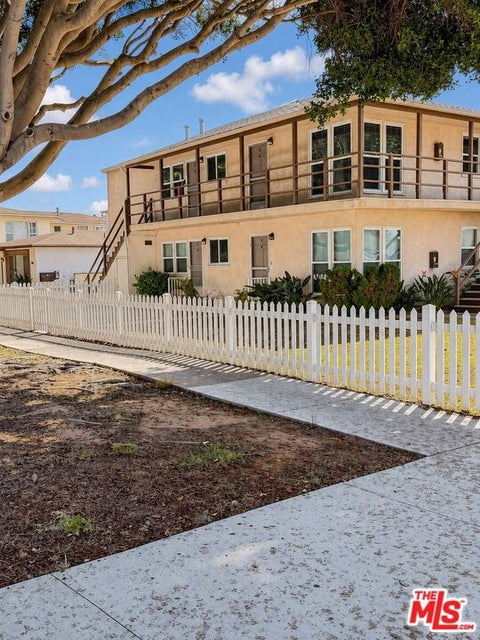 Photo of 2301 14th Street #B, Santa Monica, CA 90405 (MLS # 26958563)
