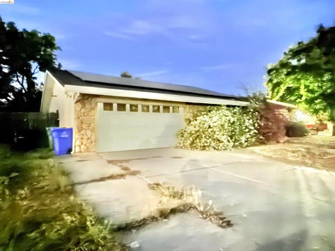 Photo of 8721 Valley Oak Ln Ln, Elk Grove, CA 95624 (MLS # 41146777)