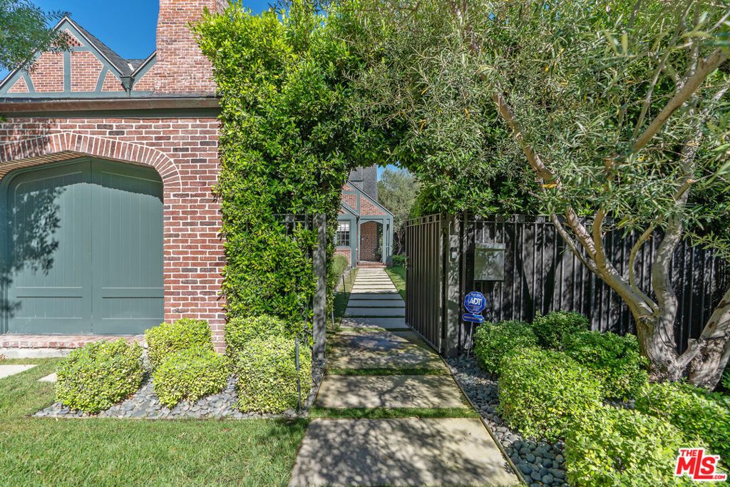 Photo of 560 S Bronson Avenue, Los Angeles, CA 90020 (MLS # 25588187)