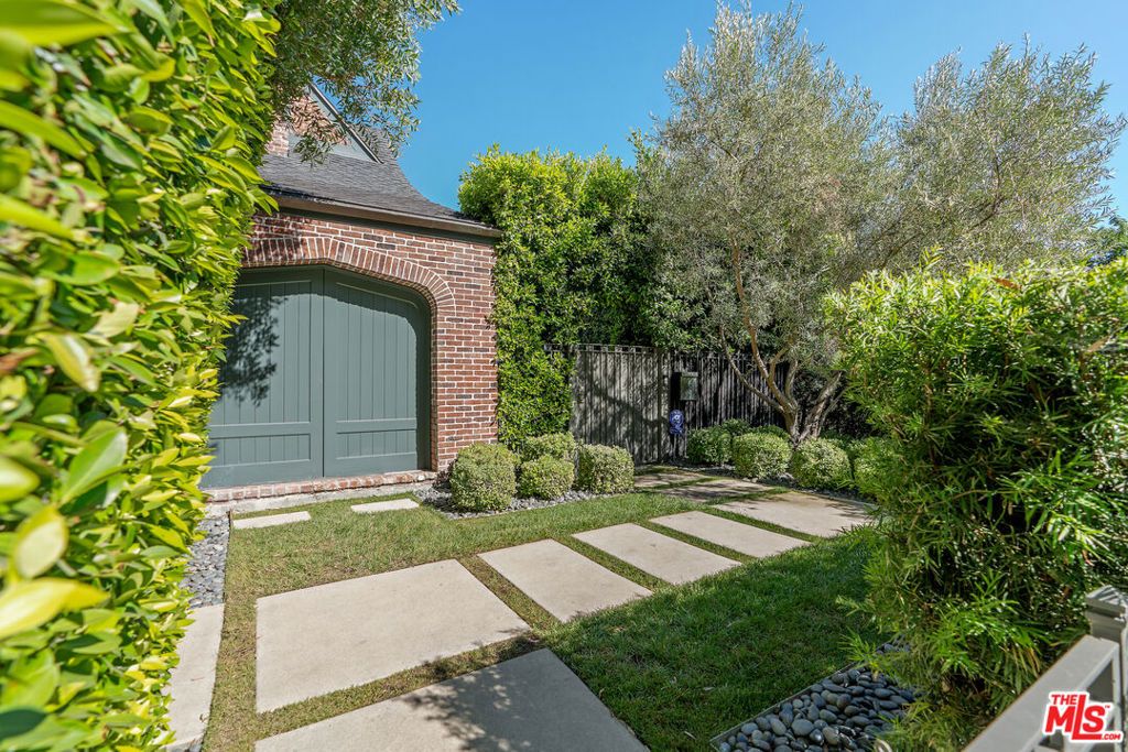 Photo of 560 S Bronson Avenue, Los Angeles, CA 90020 (MLS # 25588187)