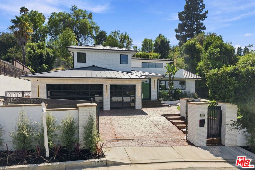 Photo of 4949 Bilmoor Avenue, Tarzana, CA 91356 (MLS # 26988463)