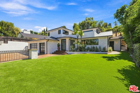 Photo of 4949 Bilmoor Avenue, Tarzana, CA 91356 (MLS # 26988463)