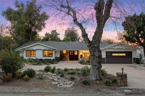 Photo of 5319 Penfield Avenue, Woodland Hills, CA 91364 (MLS # SR26058764)