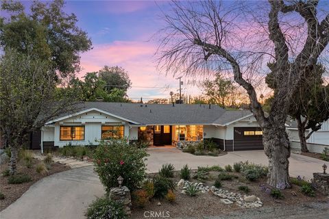 Photo of 5319 Penfield Avenue, Woodland Hills, CA 91364 (MLS # SR26058764)