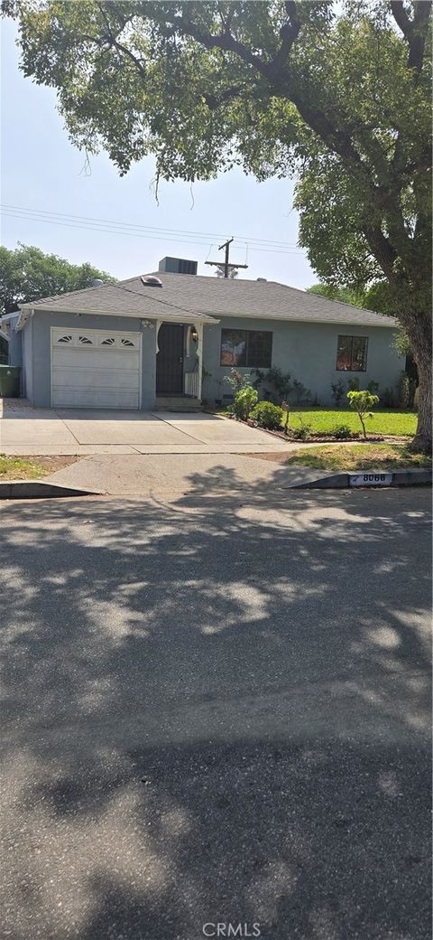 Photo of 8068 Hazeltine AVE, Panorama City, CA 91402 (MLS # SR26103916)