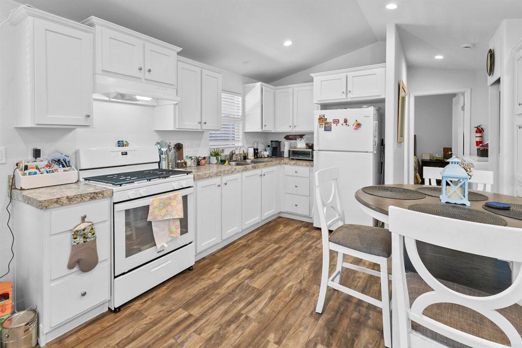 3221 Bancroft Drive 25