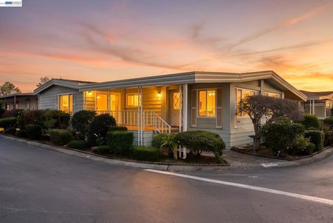 Photo of 29330 29330 Middleborough Way Way, Hayward, CA 94544 (MLS # 41125820)