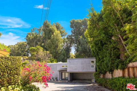 Photo of 420 S Westgate Avenue, Los Angeles, CA 90049 (MLS # 26665383)
