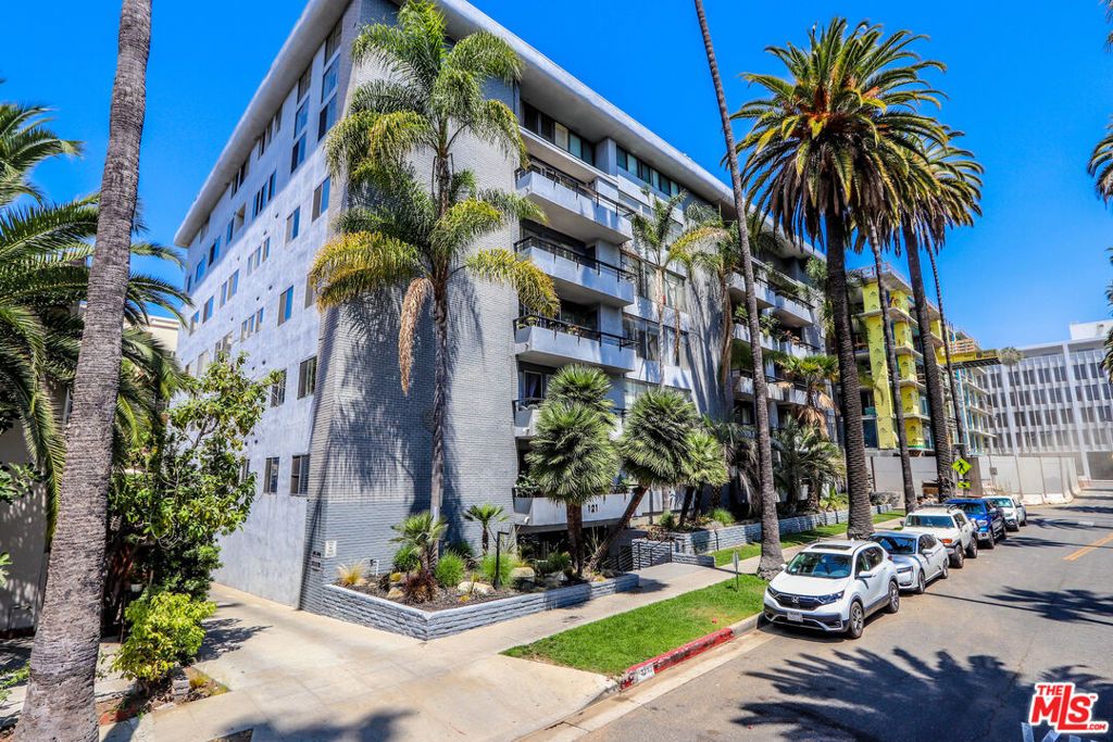 Photo of 121 S Palm Drive #404, Beverly Hills, CA 90212 (MLS # 26827235)