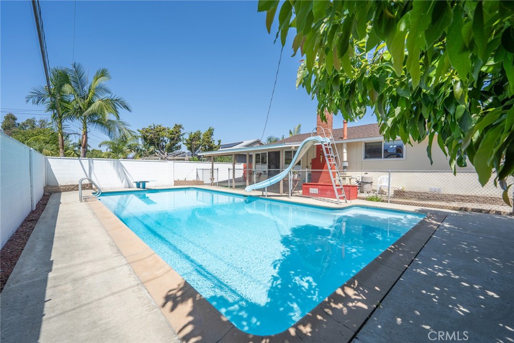 1534 W Edithia