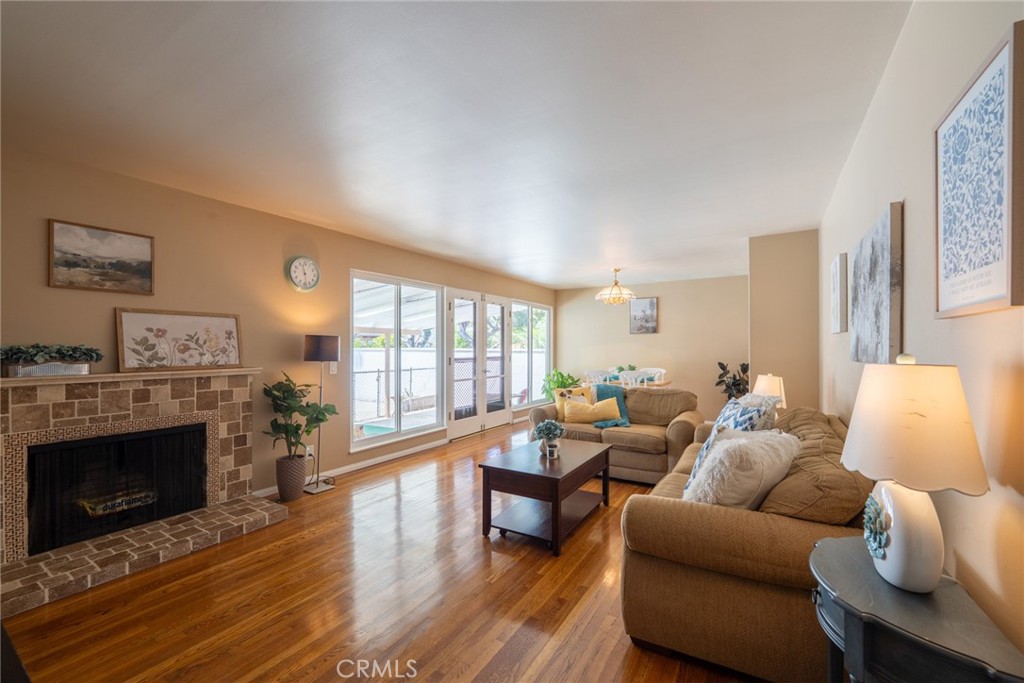 1534 W Edithia