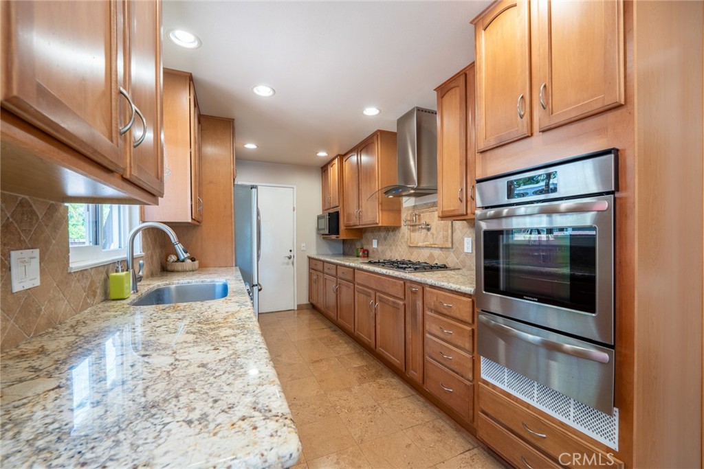 1534 W Edithia