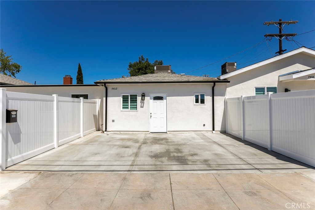 Beautifully remodeled 1-bedroom, 1-bath home offering a fresh modern design and thoughtful updates throughout.
The open layout features new flooring, recessed lighting, and a bright living space that flows seamlessly into the brand-new kitchen. The kitchen is equipped with sleek white cabinetry, quartz countertops, and stainless steel appliances, creating a clean and functional space.
The bedroom is spacious with mirrored closet doors, while the bathroom boasts updated tile, new vanity, and modern finishes. A stacked washer and dryer provide in-home convenience.
All measurements are approximate. Tenants are advised to do their own investigation if desired.