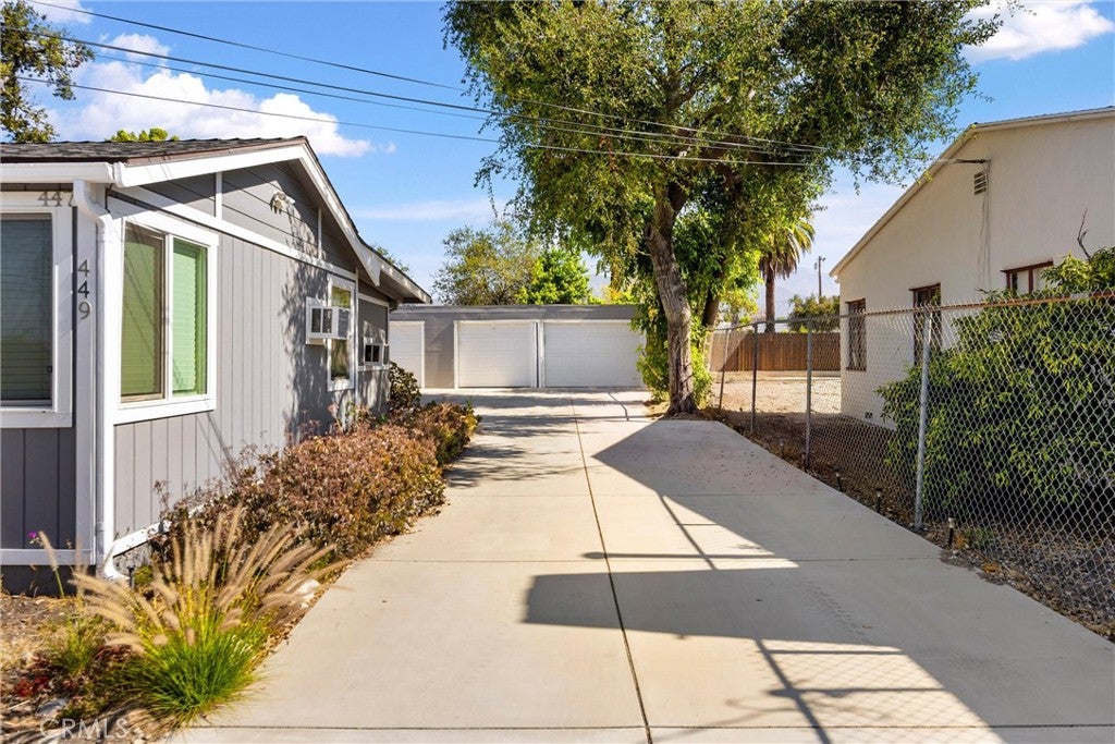449 448 Arrow Highway