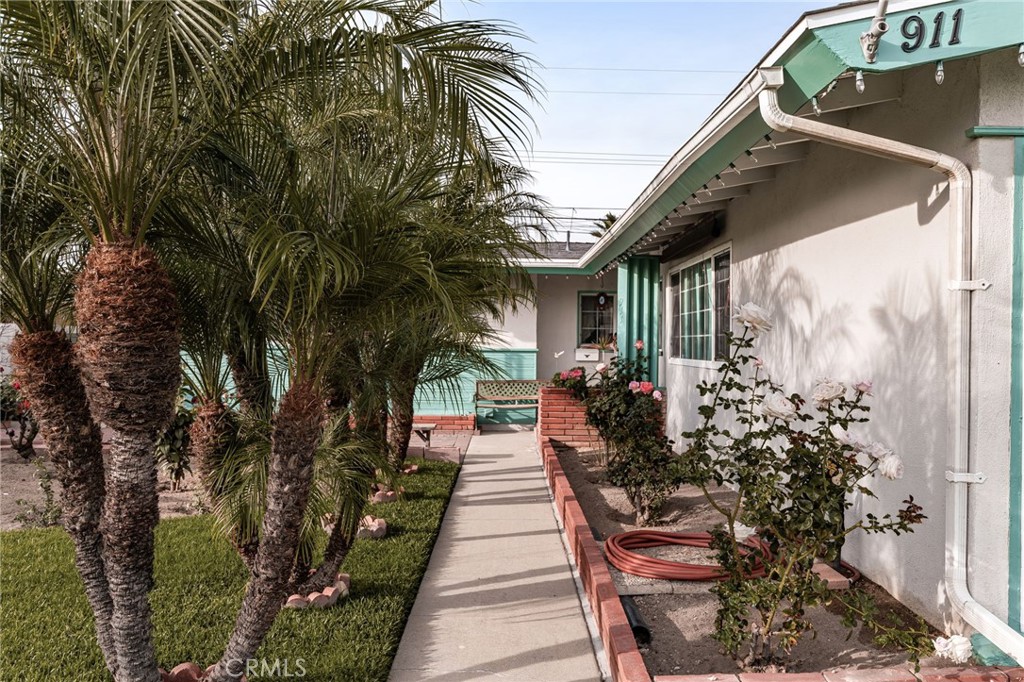 911 E La Verne