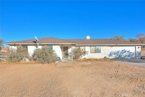 Photo of 14811 Kingsdale Rd, Apple Valley, CA 92307 (MLS # CV25247129)