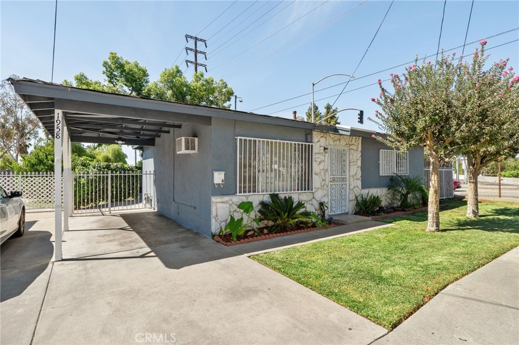 This charming 2-bedroom, 1-bathroom unit offers comfort and convenience in a prime San Gabriel location. The unit includes water and trash utilities in the rent, helping you save on monthly expenses.
Inside, you’ll find a functional layout with bright living spaces perfect for singles, couples, or small families. The property is located near shopping centers, dining, and everyday conveniences, with easy access to major freeways for stress-free commuting.
Don’t miss the opportunity!