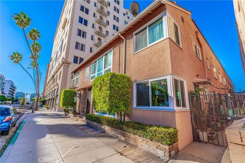 Photo of 325 Cedar Ave, Long Beach, CA 90802 (MLS # DW26027898)