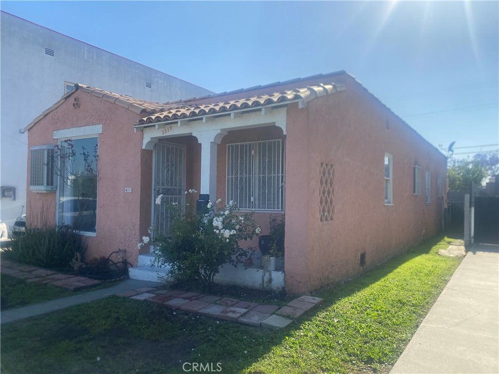 Photo of 3519 S Norton AVE, Los Angeles, CA 90018 (MLS # MB26107291)