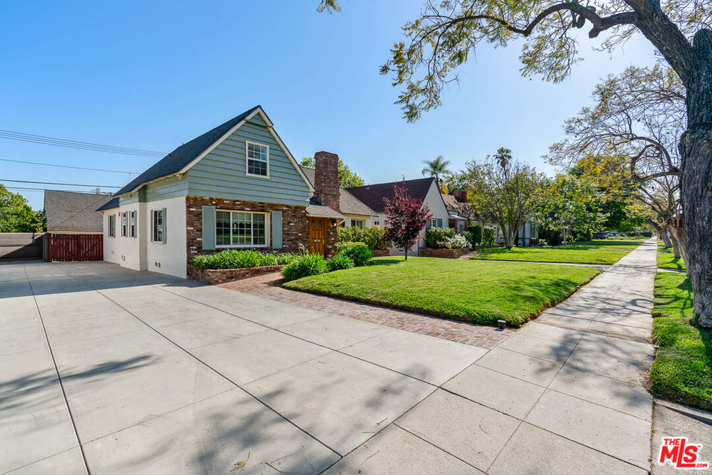 Properties 1 2338 Paloma Street