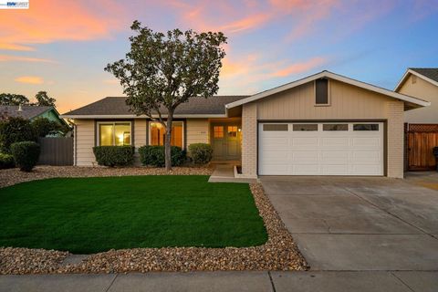 Photo of 855 855 Hanover Street St, Livermore, CA 94551 (MLS # 41126174)